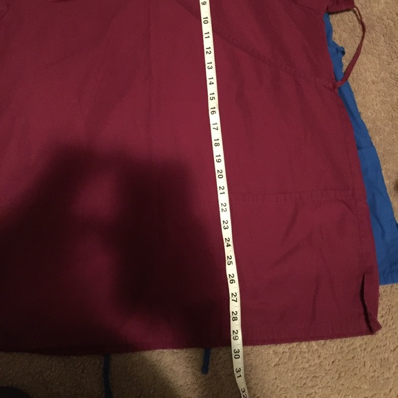 Assorted women’s XL scrub tops - Picture 2 of 7